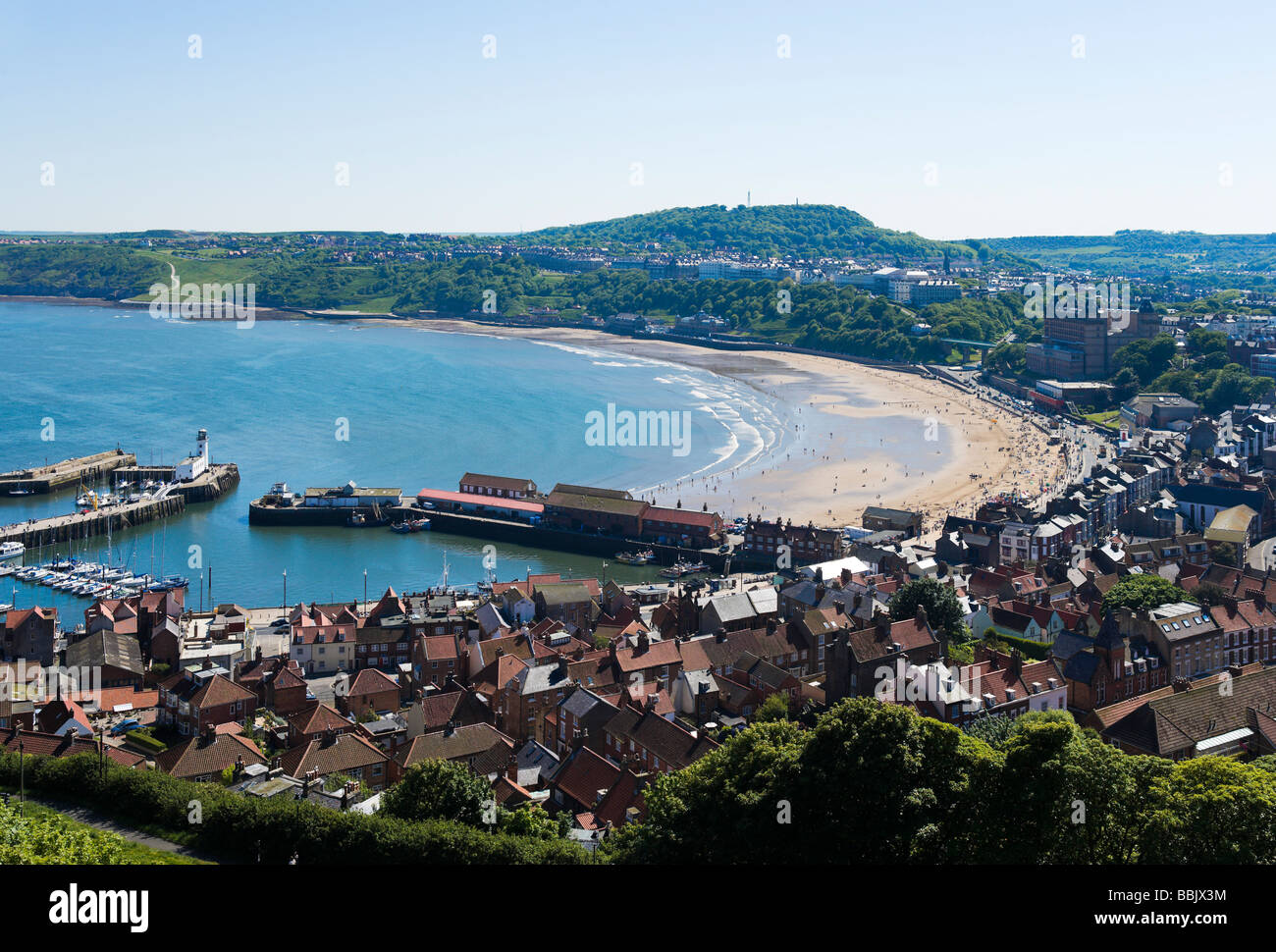 Vista su South Bay e il porto della città vecchia, Scarborough, East Coast, North Yorkshire, Inghilterra Foto Stock