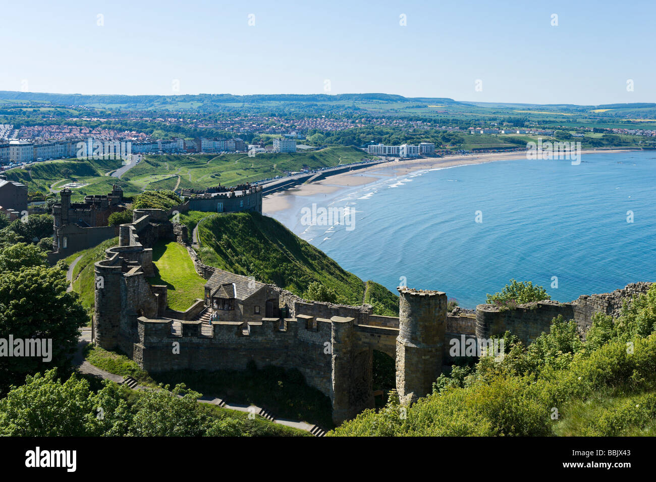 Vista sulla baia del nord dall'interno del castello, Scarborough, East Coast, North Yorkshire, Inghilterra Foto Stock