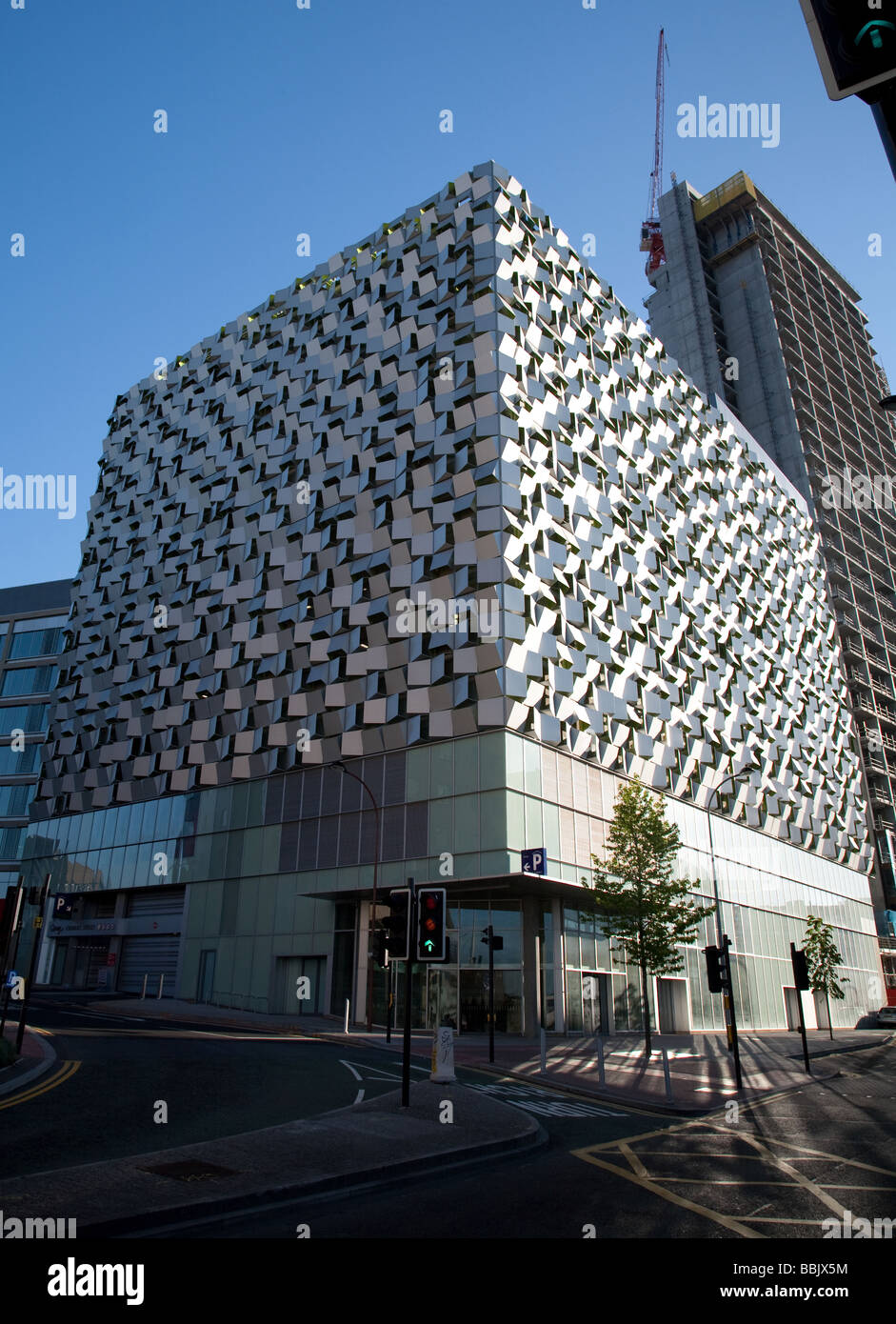 Un avveniristico rivestito di alluminio parco auto nel centro di Sheffield Foto Stock