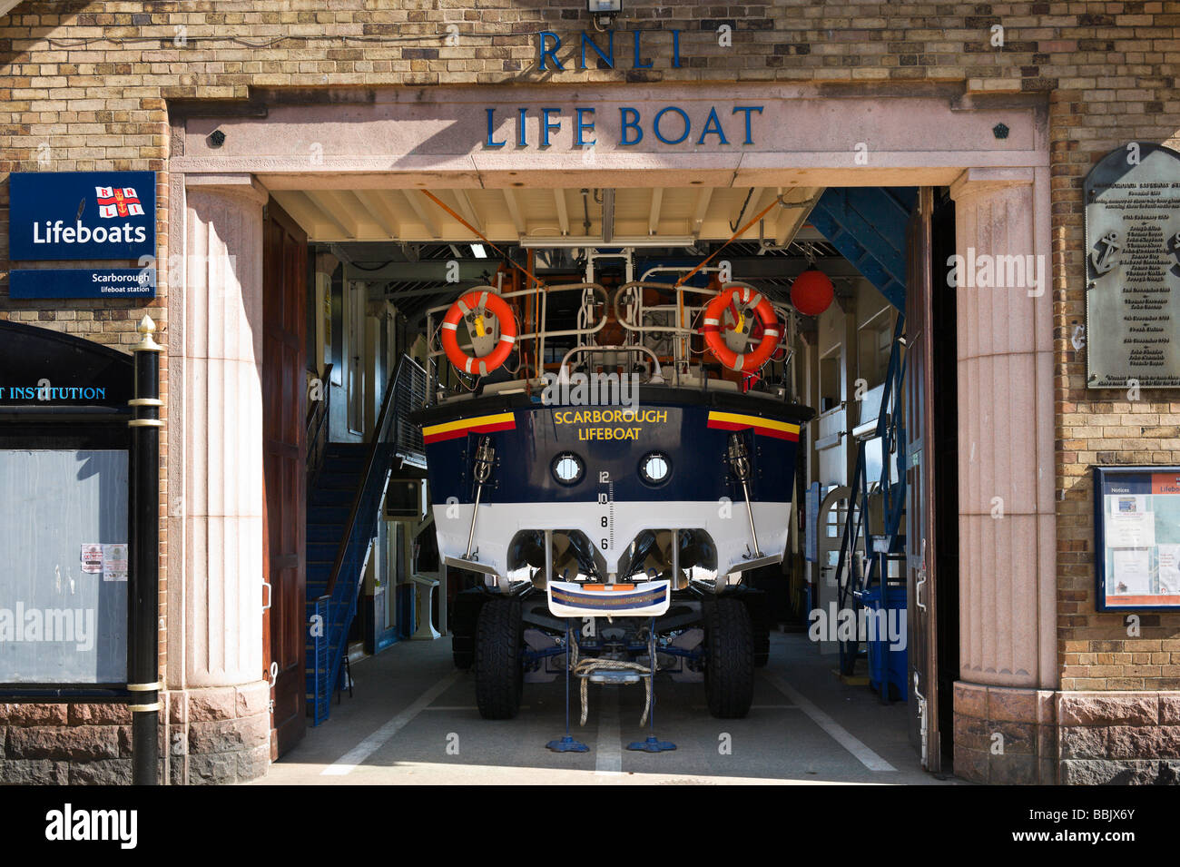 RNLI scialuppa di salvataggio dalla stazione di South Bay, Scarborough, East Coast, North Yorkshire, Inghilterra Foto Stock