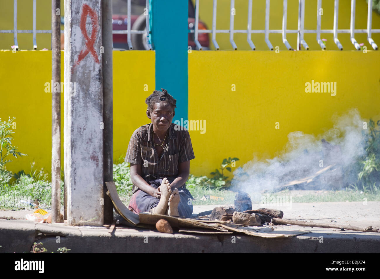 Donna senzatetto la cottura sul marciapiede Quelimane Mozambico Foto Stock