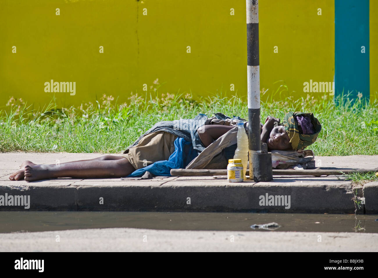 Senzatetto donna dorme sul marciapiede Quelimane Mozambico Foto Stock