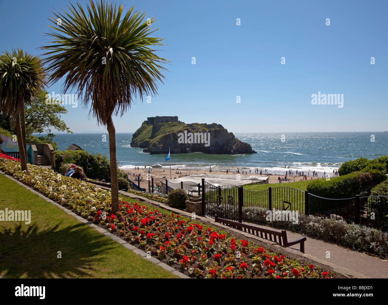 Giardino e spiaggia del Sud Galles Tenby, guardando fuori verso St Catherines Isola Foto Stock