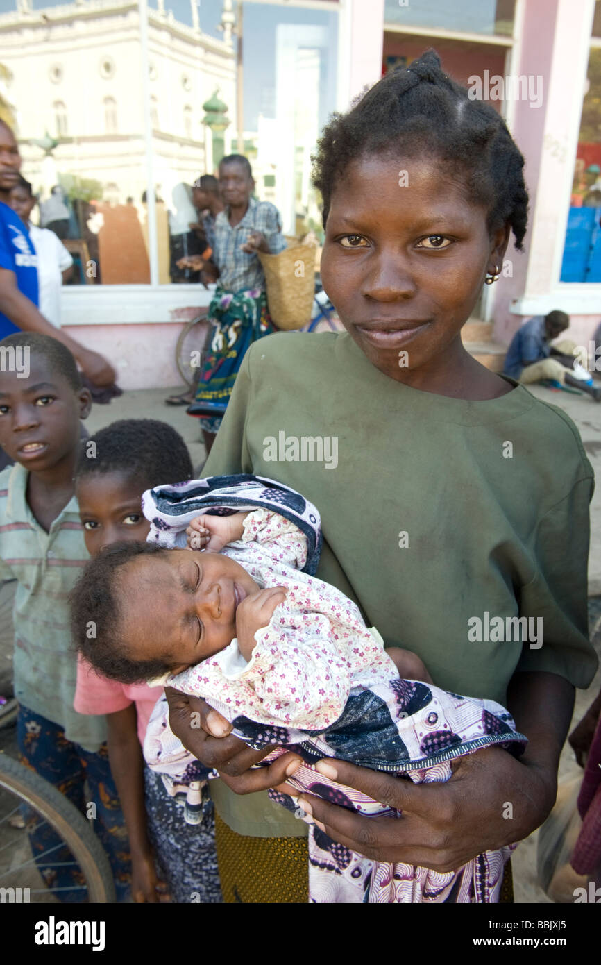 Senzatetto donna con il suo bambino a Quelimane Mozambico Foto Stock