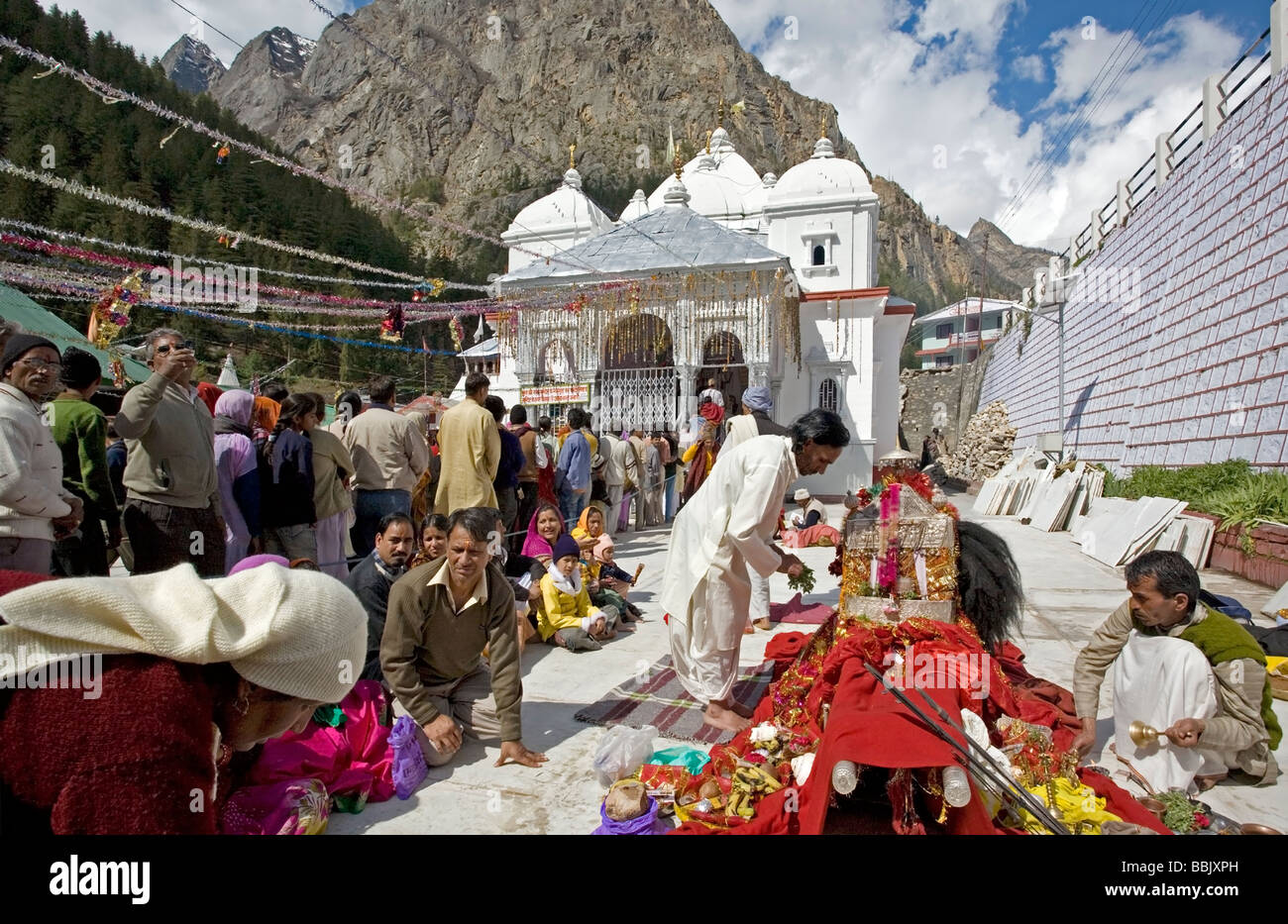 Devoti indiani visitando Gangotri tempio santo. Uttarakhand. India Foto Stock