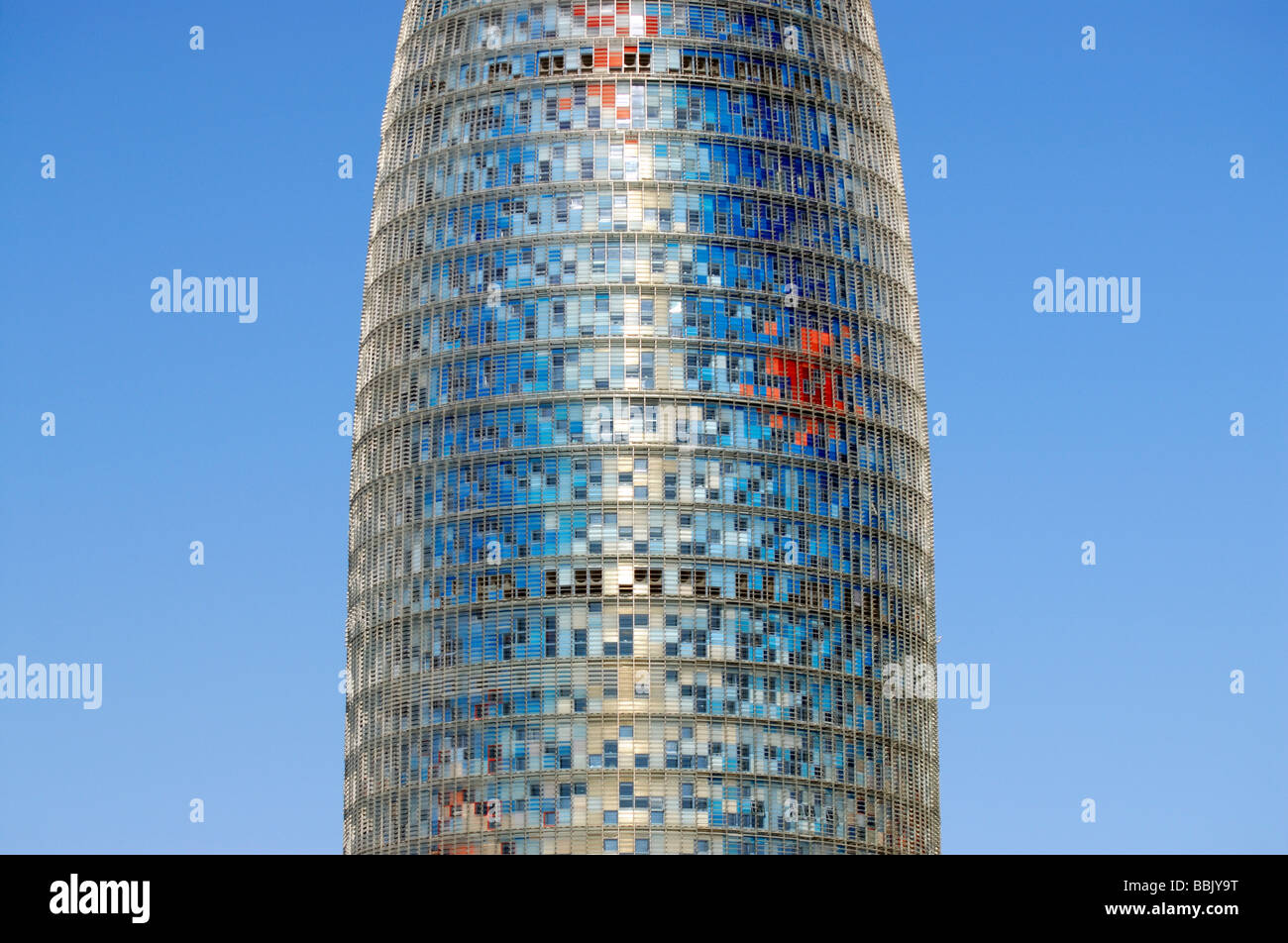 Moderna Torre di Agbar Tower grattacielo a Plaça de les Glòries Catalanes a Barcellona Catalonia Spagna progettato da Jean Nouvel Foto Stock