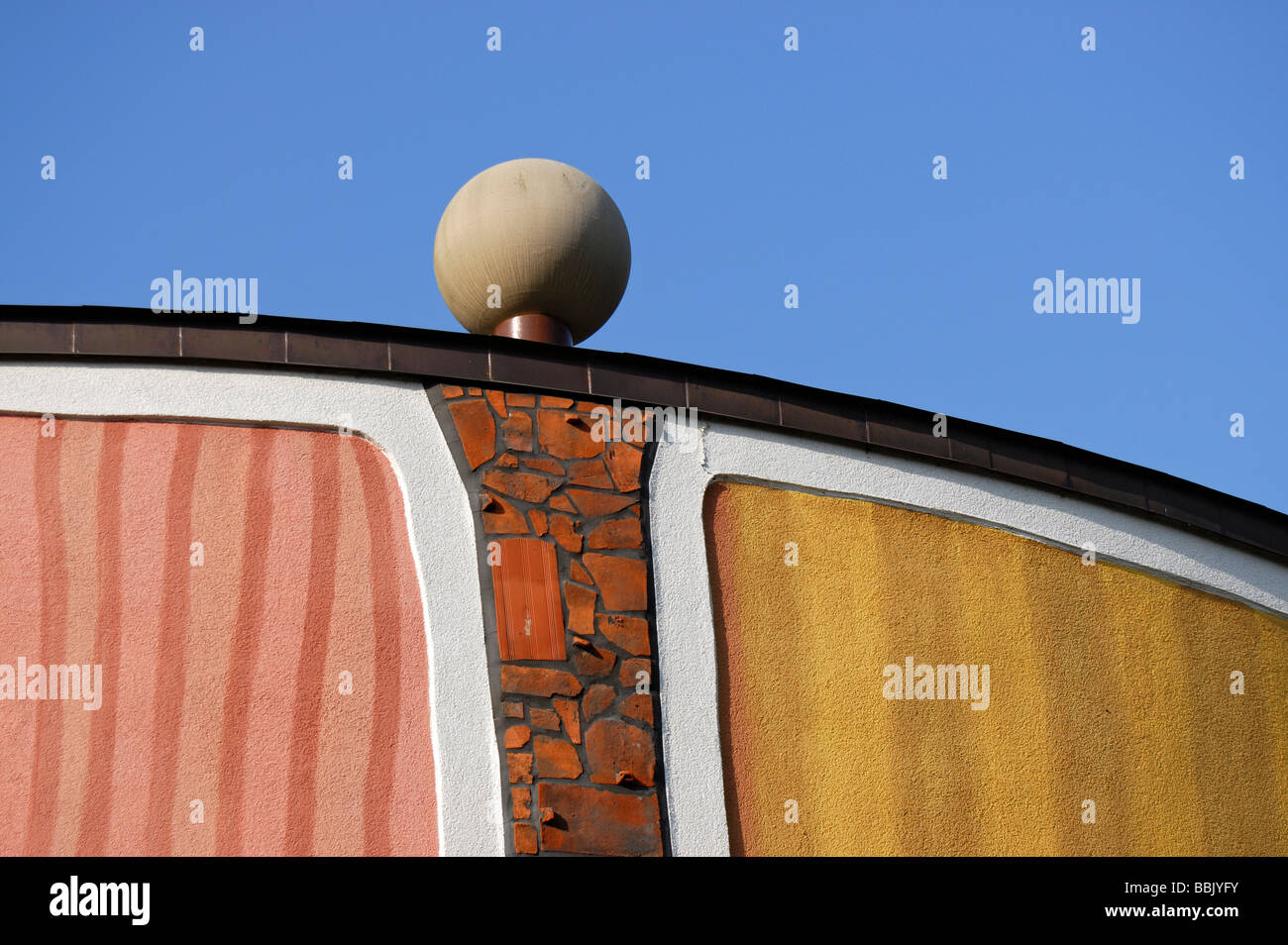 Dettaglio della facciata colorata del Rogner Spa Termale e Hotel progettato da Friedensreich Hundertwasser di Bad Blumau Austria Foto Stock