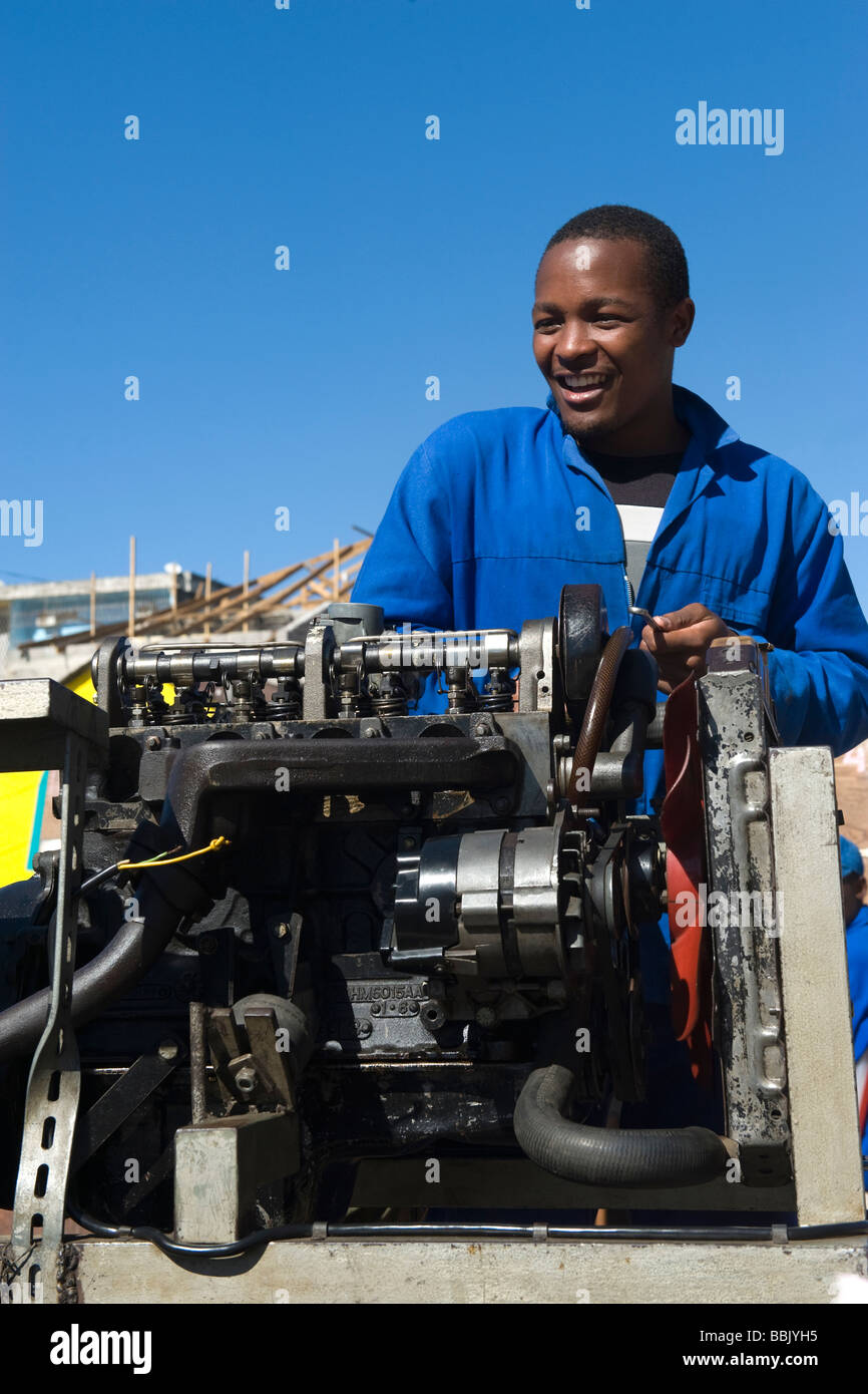 Mechanic reapairing un motore Quelimane Mozambico Foto Stock