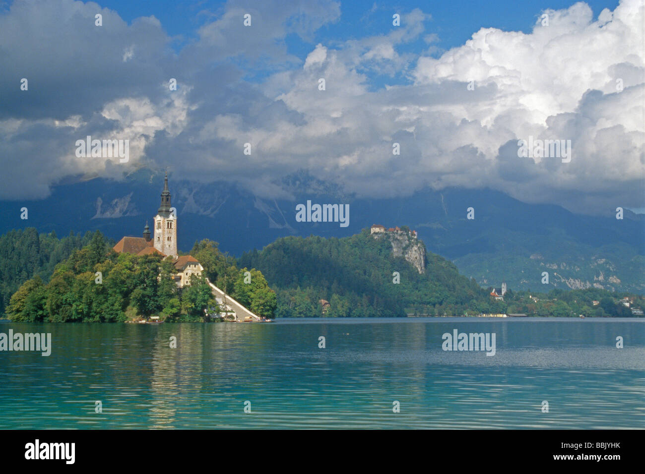 Lago alpino di Bled con la Chiesa di Santa Maria in una piccola isola e il castello di Bled in background, Slovenia. Foto Stock