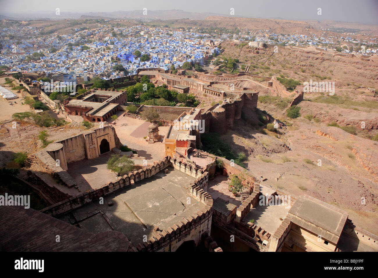 Skyline shot del Forte Mehrangarh Jodhpur Rajasthan in India con città blu nella distanza. Foto Stock