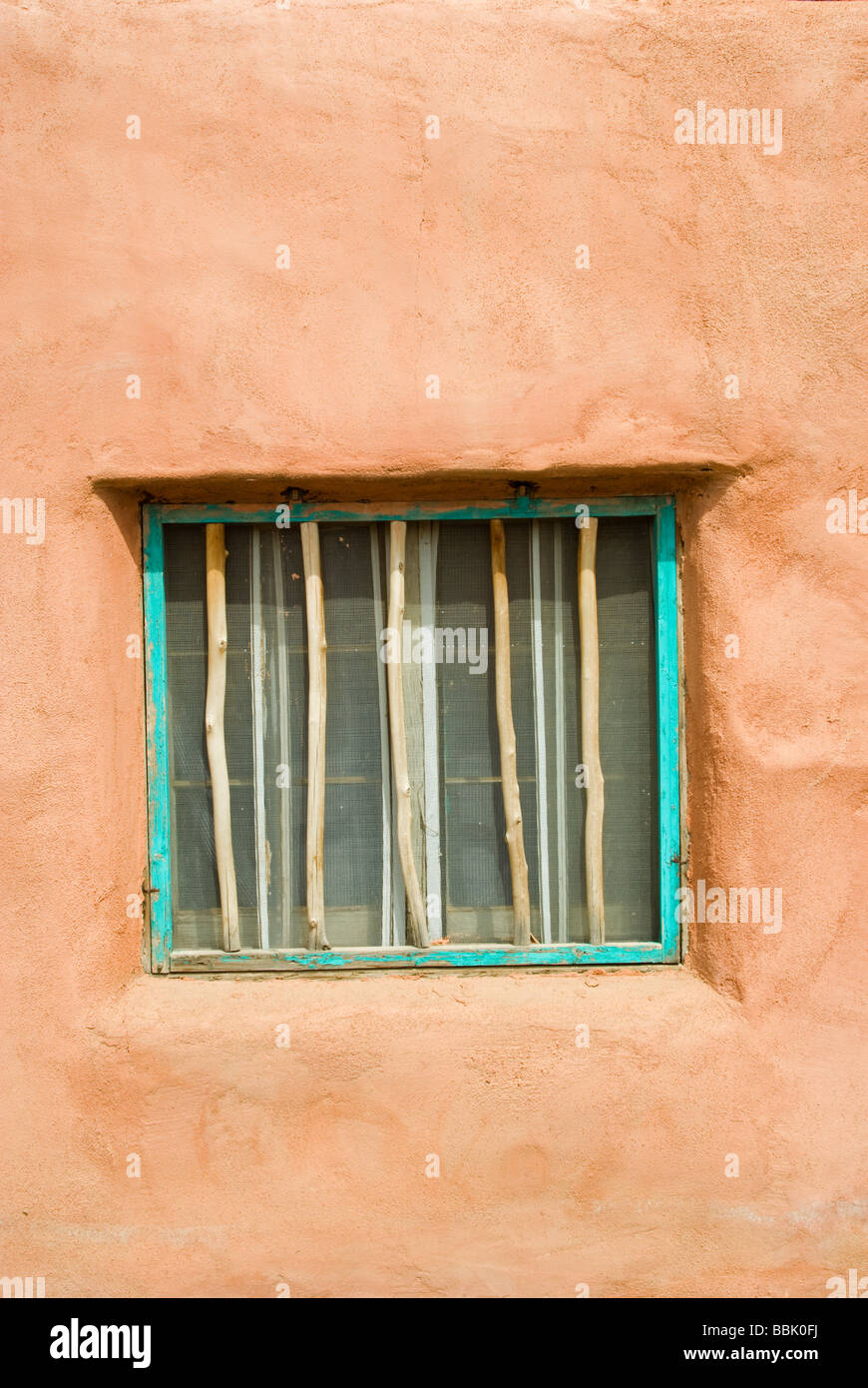 Stati Uniti d'America New Mexico Taos Pueblo Adobe Costruzione di finestra con barre di legno aqua telaio Foto Stock