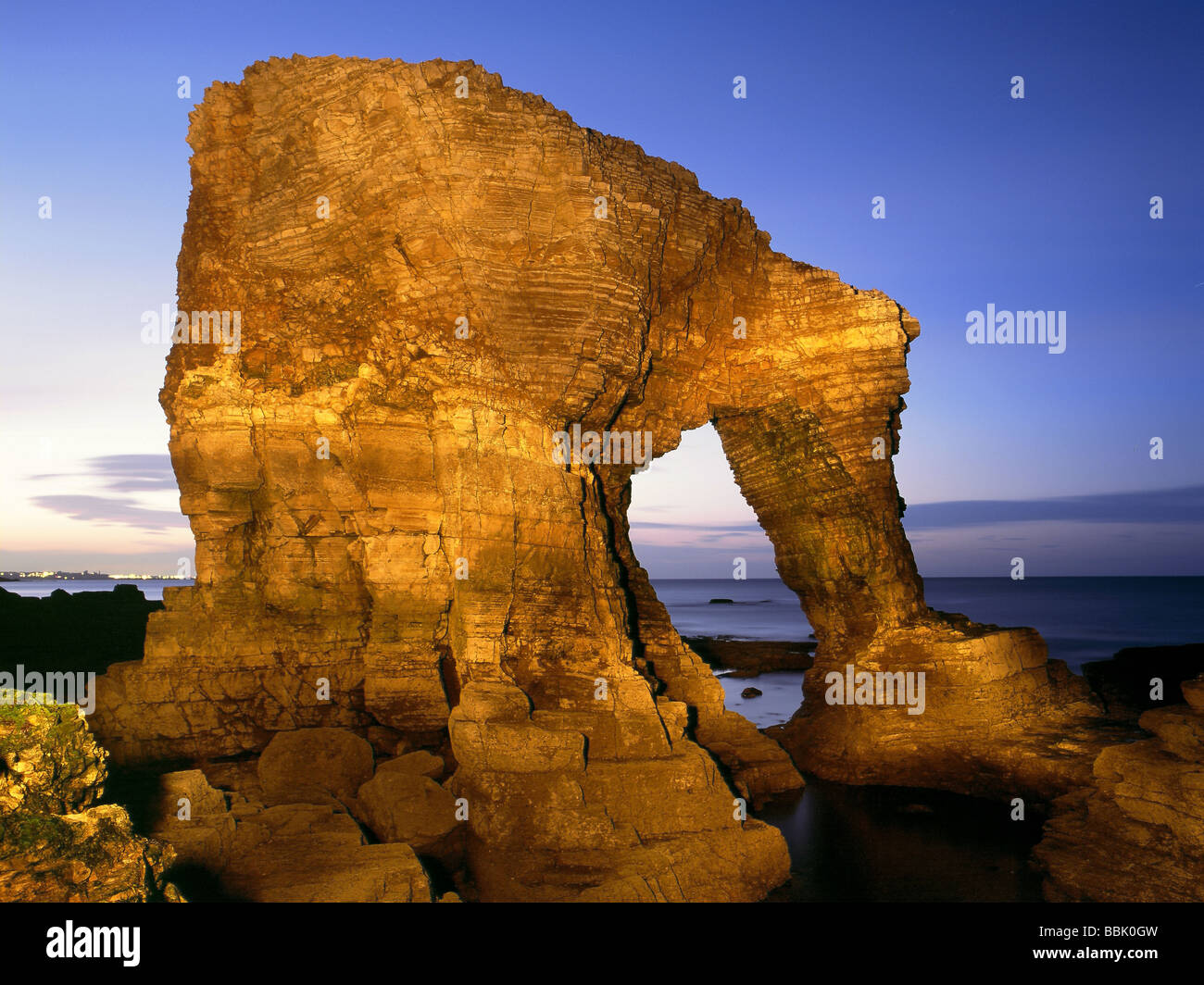 Stack di mare vicino a Marsden Bay lungo la South Tyneside costa nel nord-est dell'Inghilterra. Foto Stock