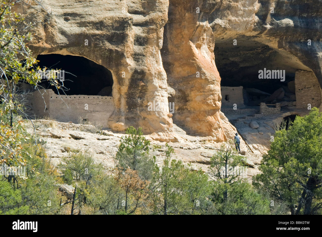 Stati Uniti d'America New Mexico Gila Cliff Dwellings National Monument Cliff strutture di abitazione in grotte naturali in scogliera Foto Stock