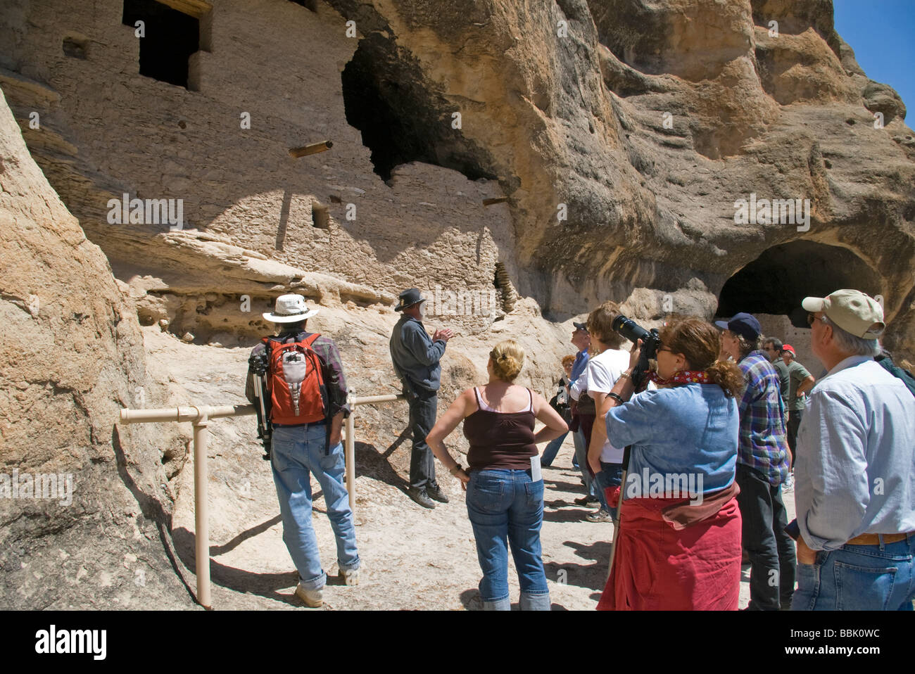 Stati Uniti d'America New Mexico Gila Cliff Dwellings National Monument guida turistica raccontando abou Cliff strutture di abitazione in grotte naturali in c Foto Stock