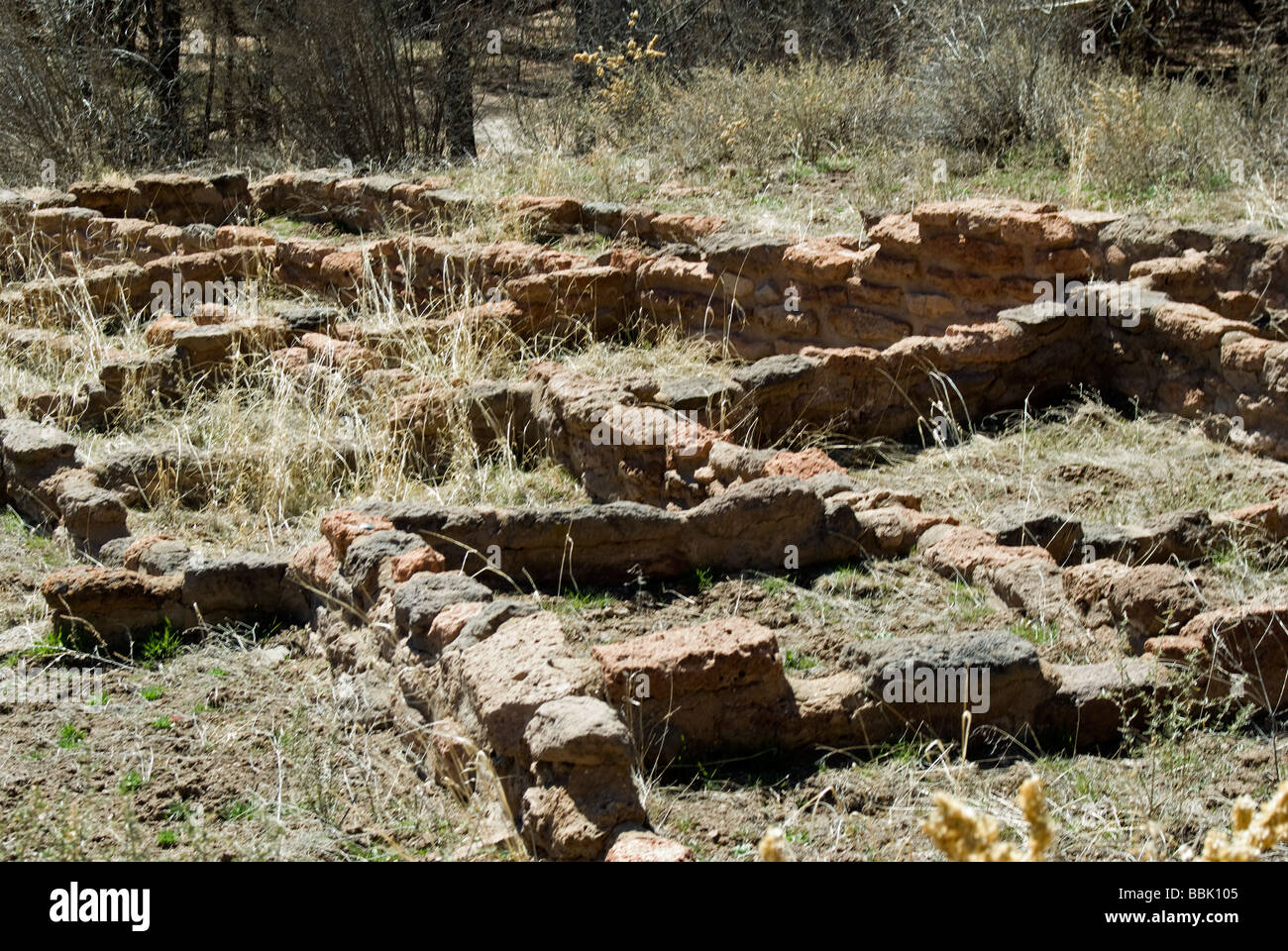 Stati Uniti d'America New Mexico Bandelier National Monument Tyuonyi pueblo villaggio resta che sedersi sotto il cliff dwellings Foto Stock