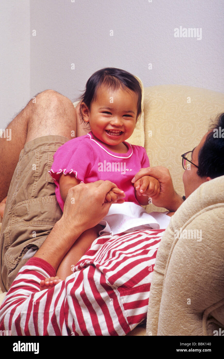 Padre Japanese-American giocare filipina figlia sorriso bambino ridere divertimento amore Foto Stock