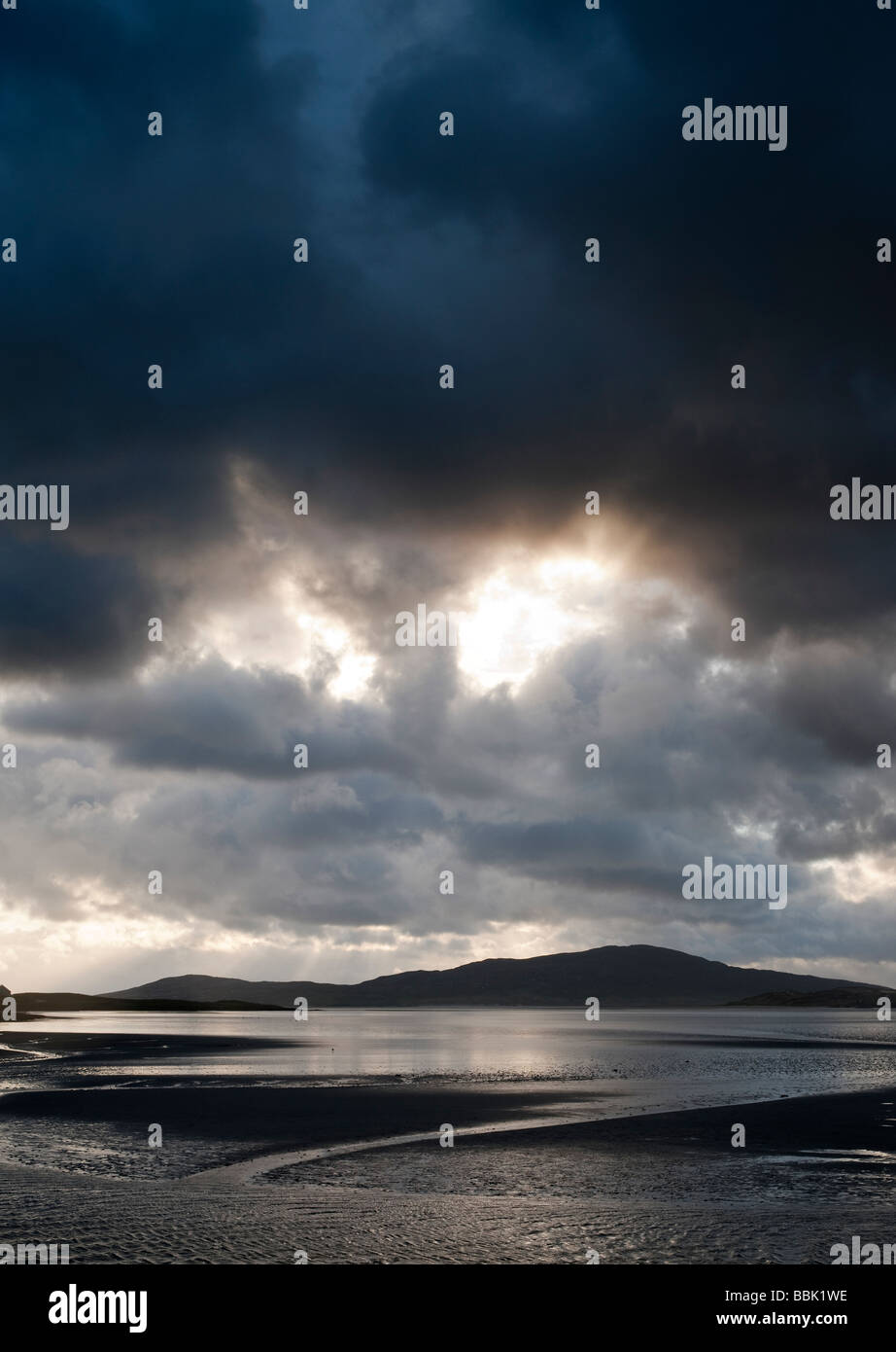 Tramonto e nuvole temporalesche su Isle of Harris, Luskentire beach, Ebridi Esterne, Scozia Foto Stock