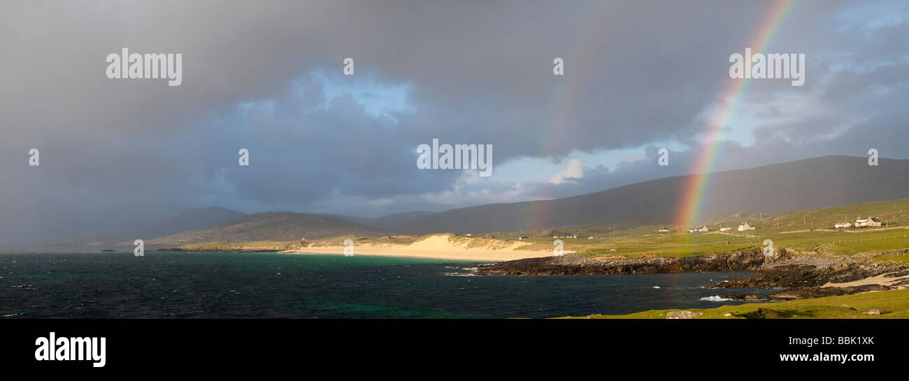 Arcobaleno e nuvole temporalesche su Traigh Lar beach, Sud Harris, Ebridi Esterne, Scozia Foto Stock