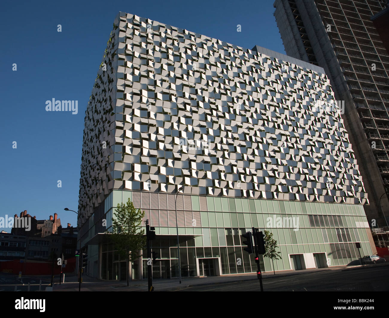 Un avveniristico rivestito di alluminio parco auto nel centro di Sheffield Foto Stock