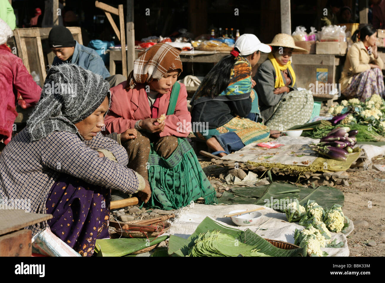 Donne birmane presso il mercato giornaliero, Hsipaw città, Myanmar (Birmania) Foto Stock
