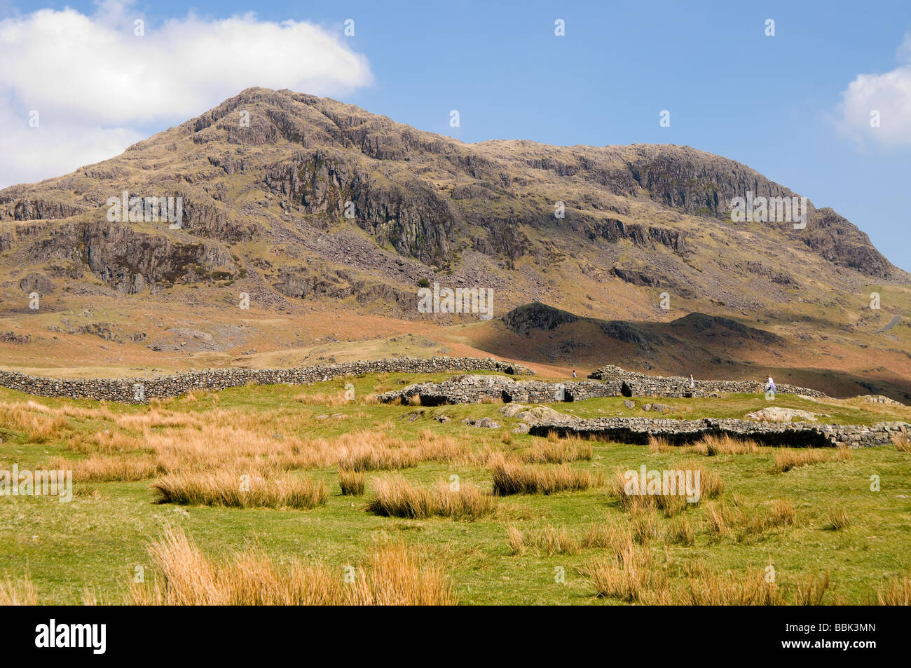 Il Roman Fort,Hardknott Castle con Hard Knott e passare dietro.Il Parco nazionale del Lake District,Cumbria Inghilterra England Foto Stock