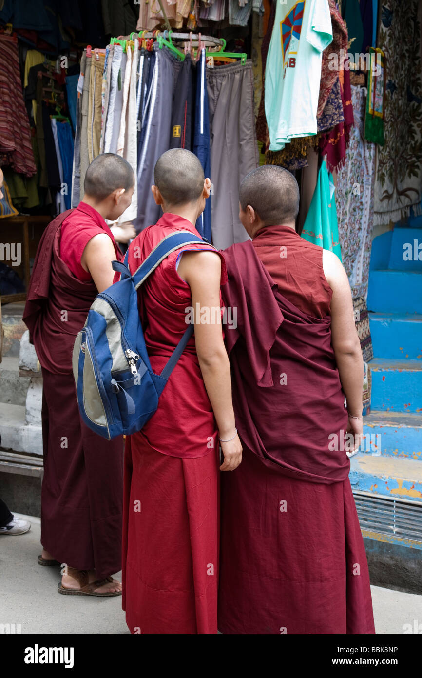 Monaci Tibetani shopping. McLeod Ganj. Dharamsala. India Foto Stock
