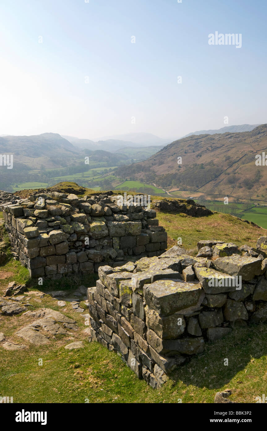 Il Roman Fort,Hardknott Castle con Hard Knott e passare dietro.Il Parco nazionale del Lake District,Cumbria Inghilterra England Foto Stock