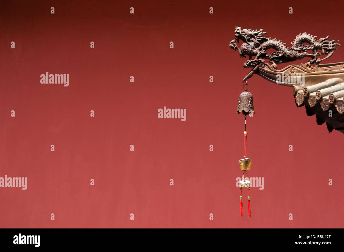 Drago decorativo in un tempio cinese di Singapore Chinatown 2009 Foto Stock