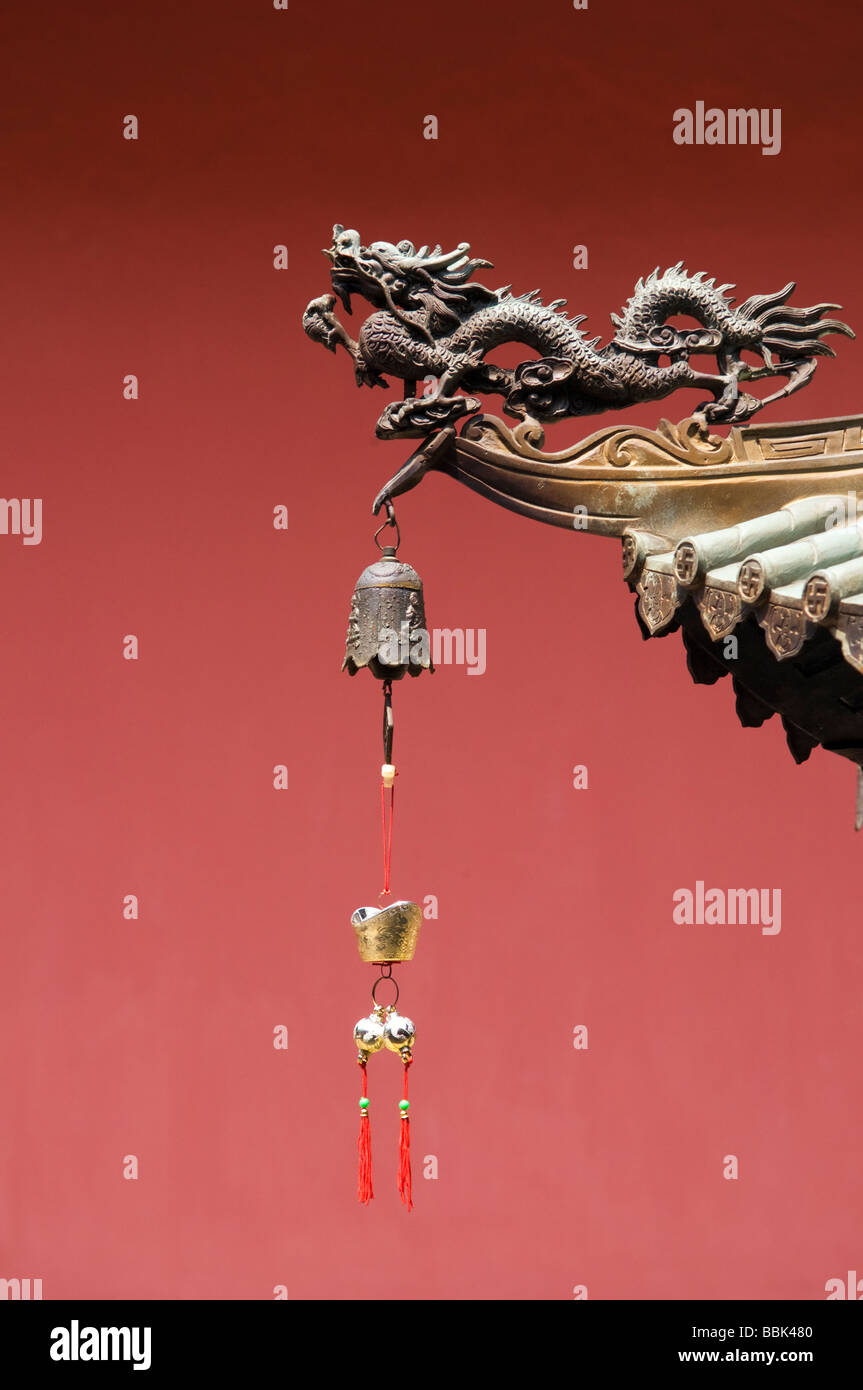 Drago decorativo in un tempio cinese di Singapore Chinatown 2009 Foto Stock