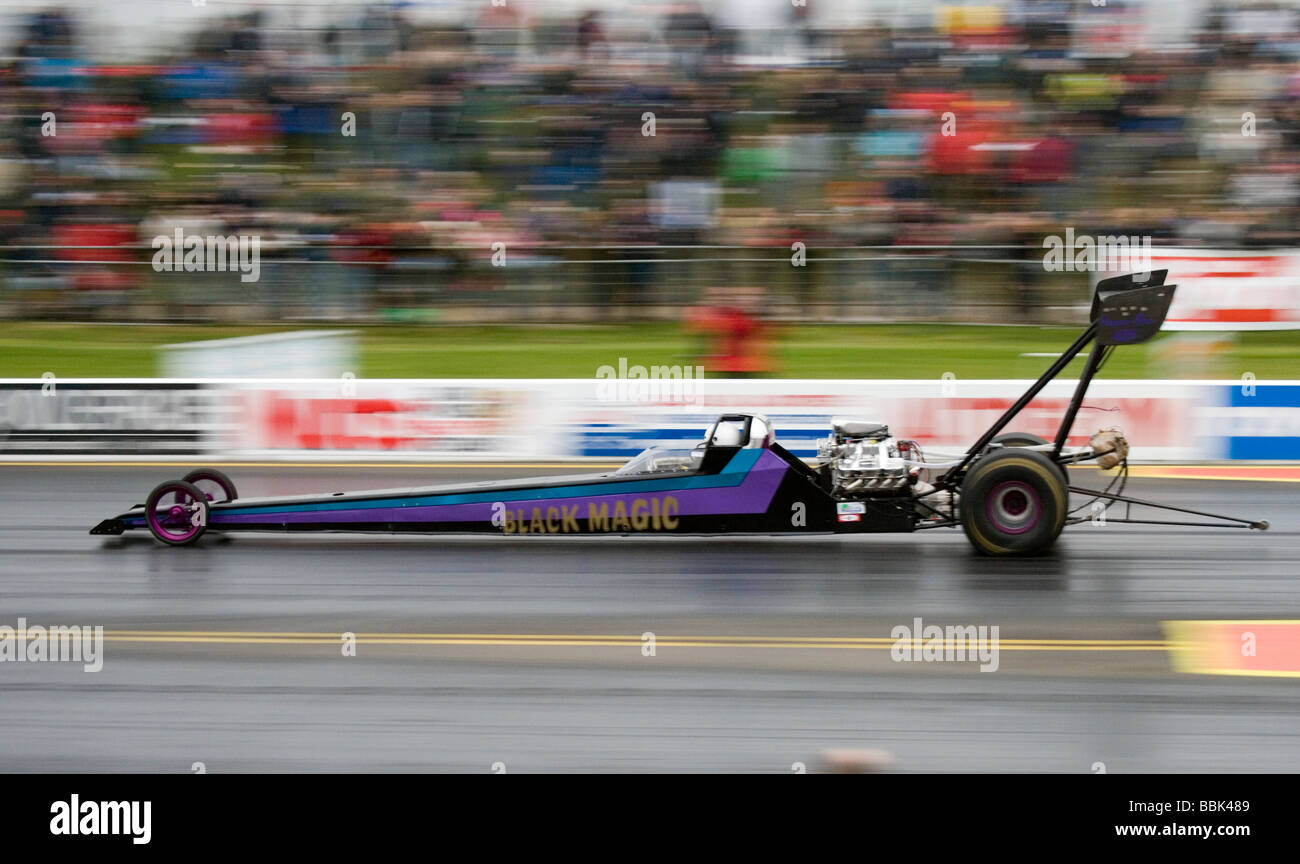 Super Pro et dragster Black Magic guidato da Steve Taylor alla Pasqua evento Thunderball in Santa Pod, Inghilterra. Foto Stock