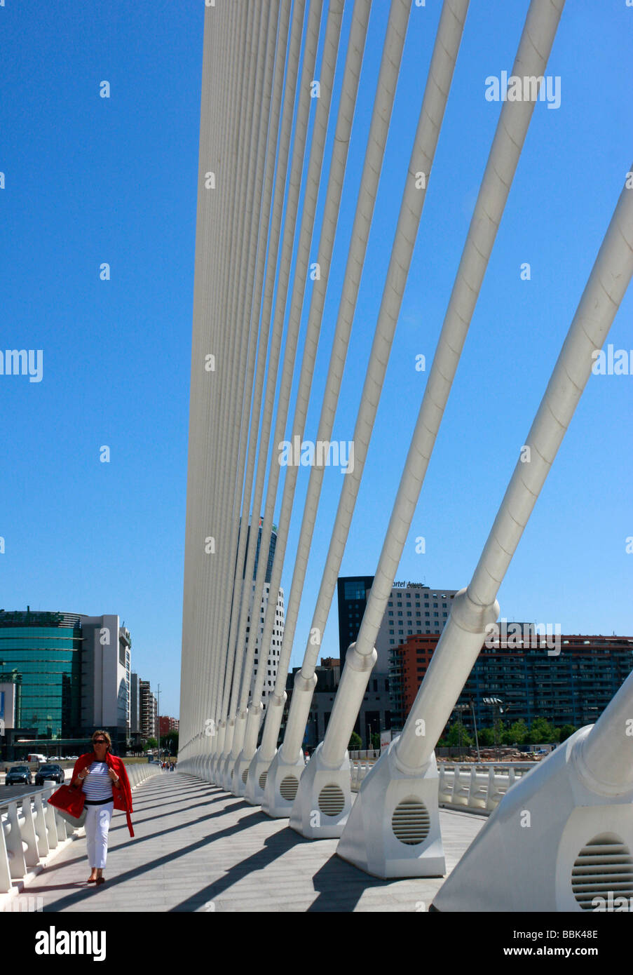 Assut d'Or bridge in Valencia,progettato da Santiago Calatrava,è un enorme palo curvo che punti a 125 metri nel cielo. Foto Stock