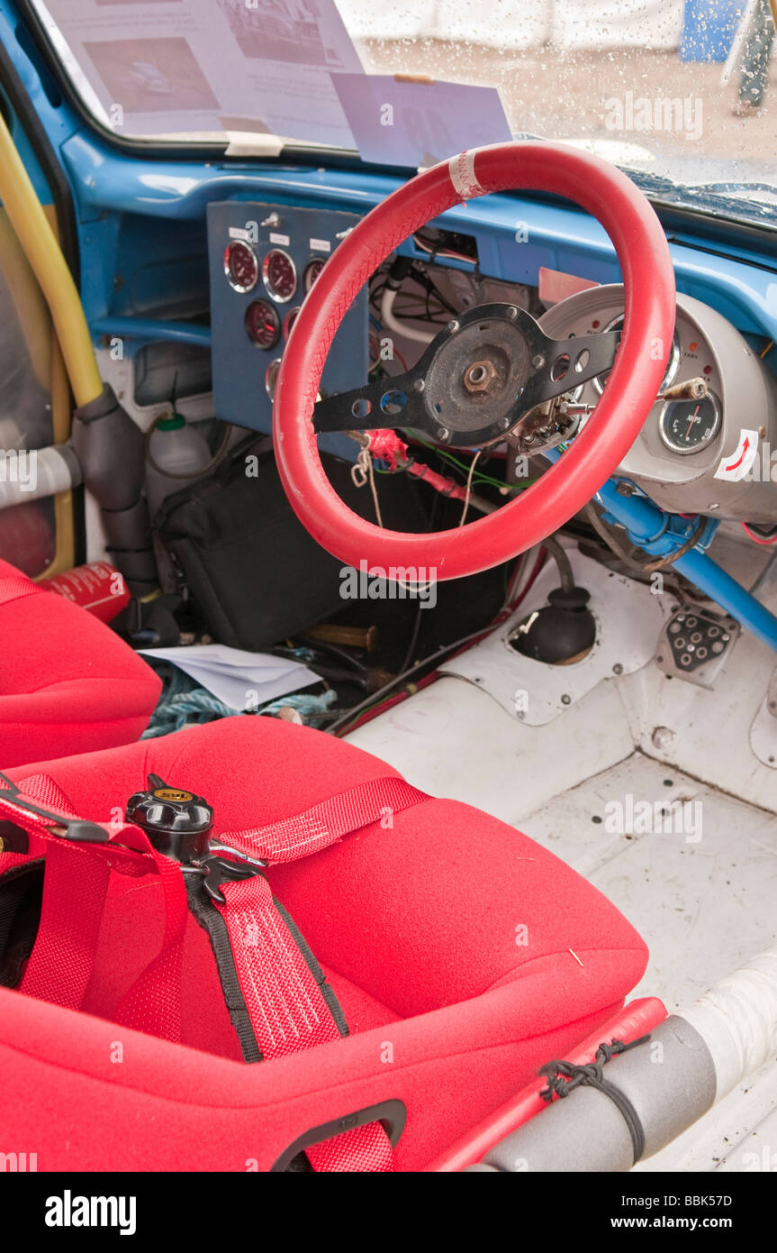 Interno di una 1960s Ford Anglia che è stata preparata da rally Foto Stock