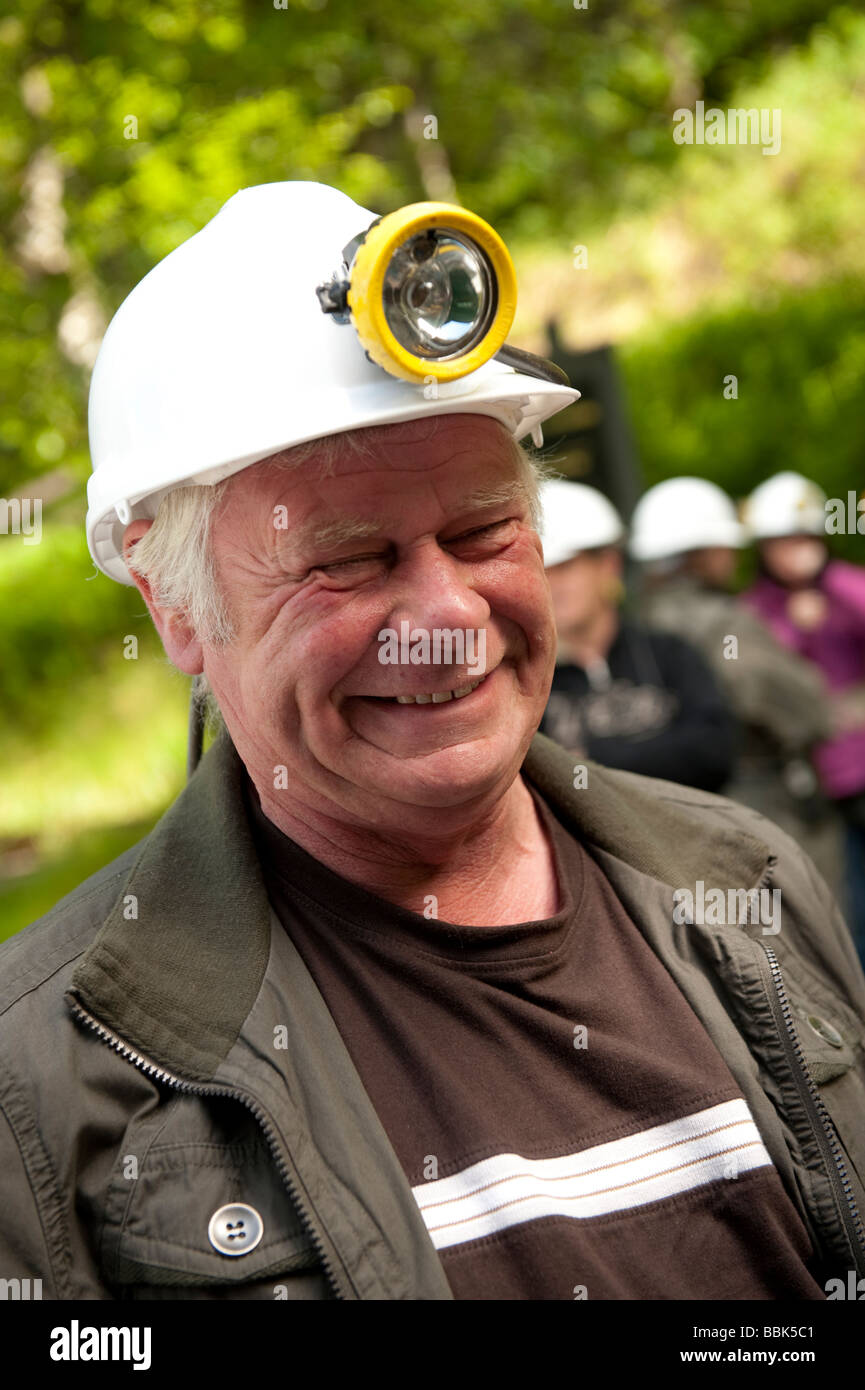 Una mezza età turistica maschio indossare elmetto elmetto di sicurezza a Dolaucothi miniera d'Oro National Trust Carmarthenshire west wales UK Foto Stock