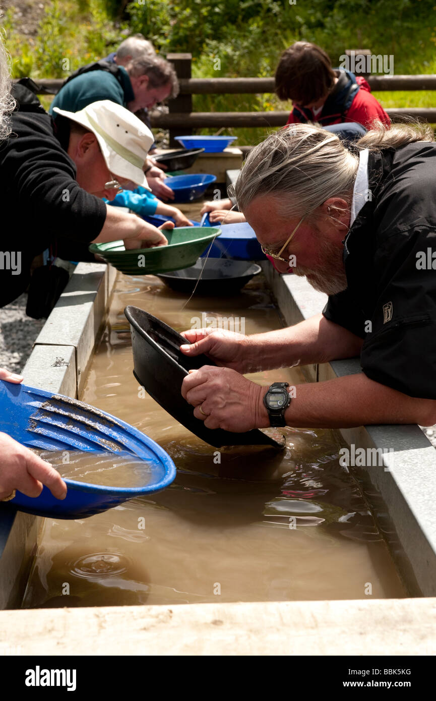 Persone panning per welsh oro a Dolaucothi miniera d'Oro National Trust Carmarthenshire west wales UK Foto Stock