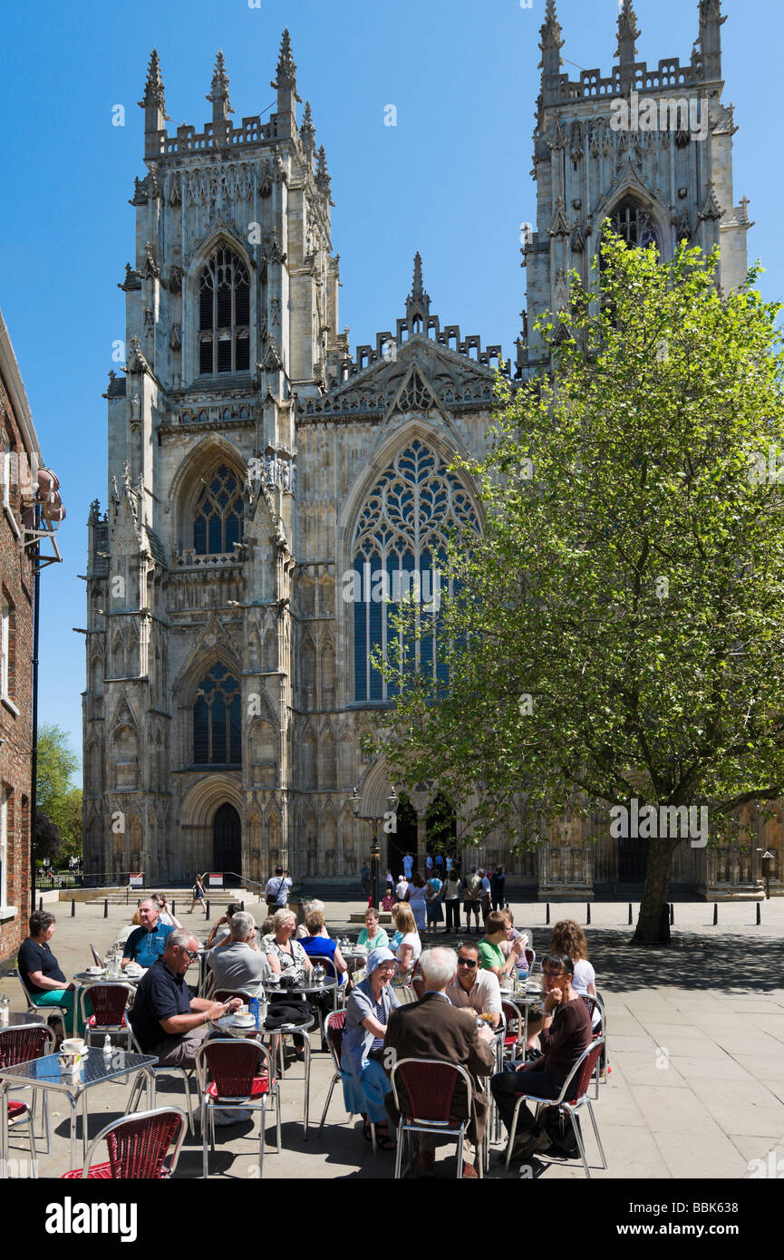 Cafe al di fuori del fronte ovest di York Minster, Minster cantiere, York, North Yorkshire, Inghilterra Foto Stock