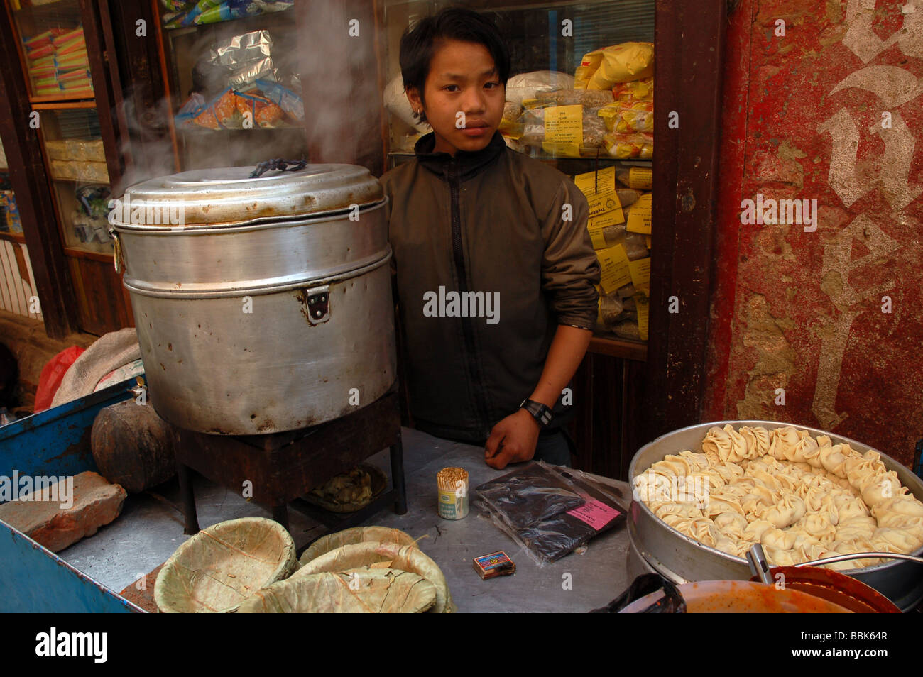 La popolazione locale nei mercati di strada di Kathmandu, Nepal Foto Stock