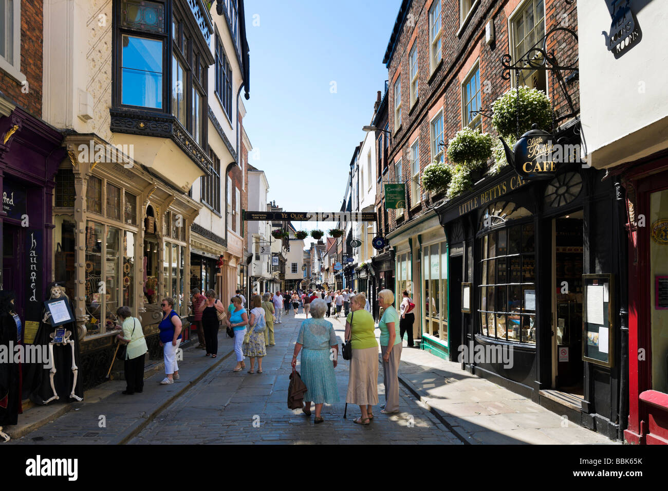 Negozi di Stonegate storico nel centro della città di York, North Yorkshire, Inghilterra Foto Stock