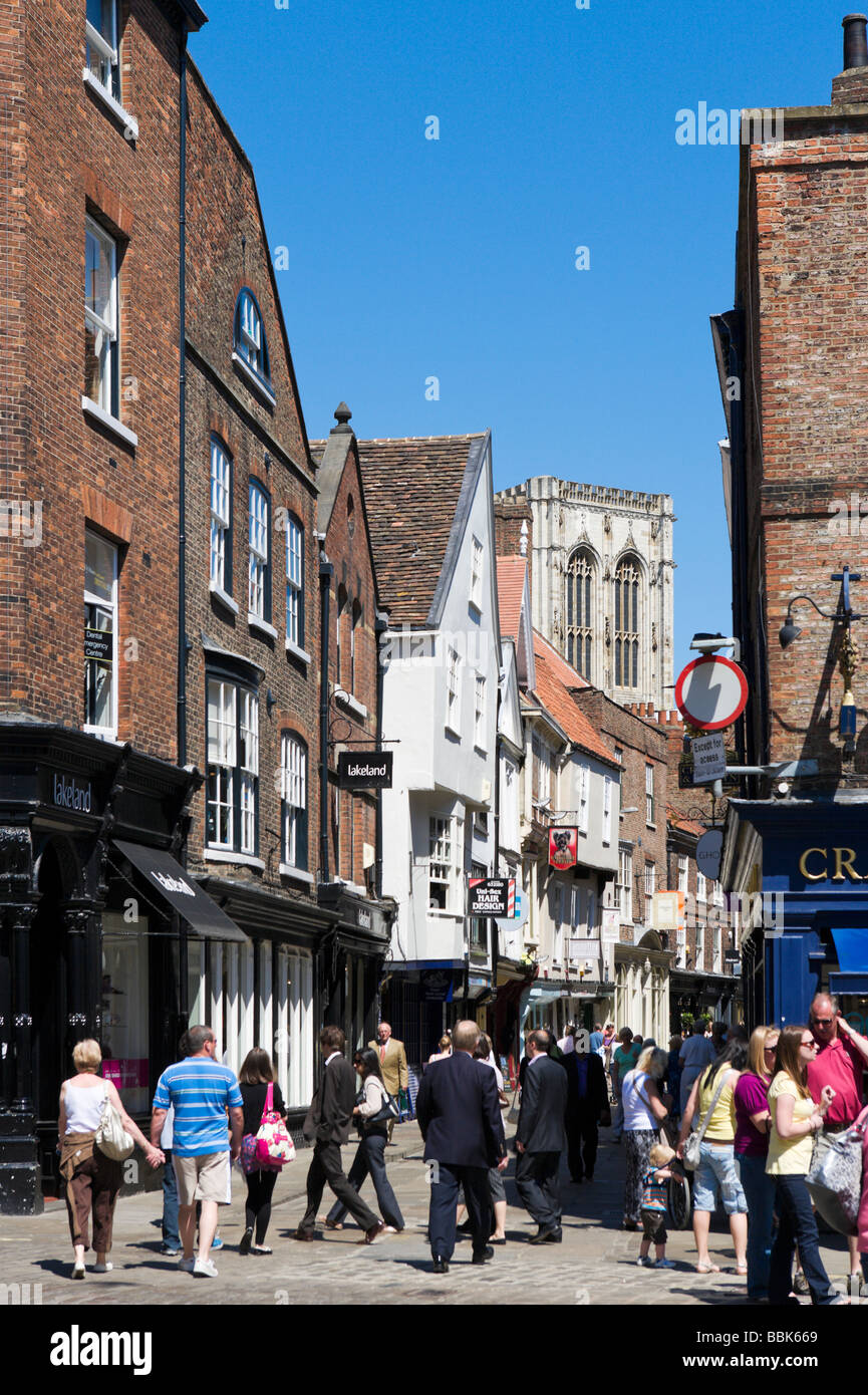 Ingresso di Stonegate storico con una torre di York Minster in distanza, York, North Yorkshire, Inghilterra Foto Stock