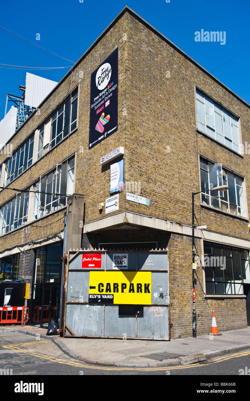 Brick Lane , Shoreditch , East End , angolo Hanbury street scene con indicazioni per intervallo libero Mostre estive , parcheggio auto etc Foto Stock