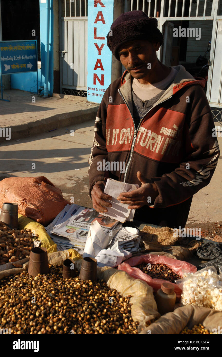 La popolazione locale nei mercati di strada di Kathmandu, Nepal Foto Stock