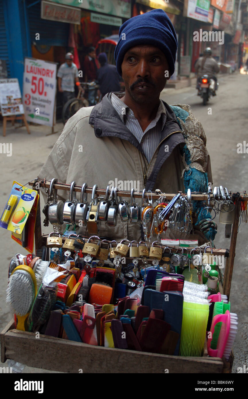 La popolazione locale nei mercati di strada di Kathmandu, Nepal Foto Stock