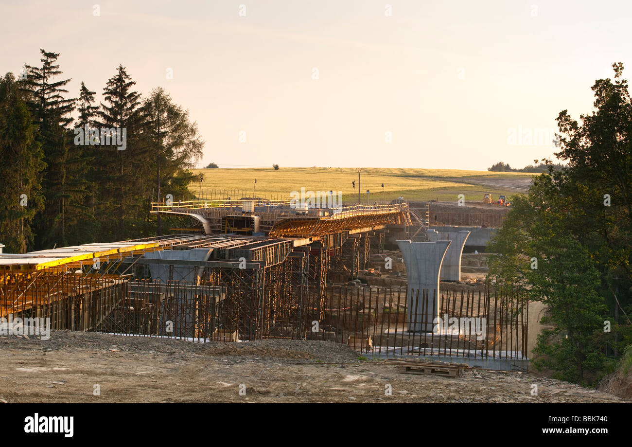Costruzione dell'autostrada al tramonto nella Repubblica Ceca. Foto Stock