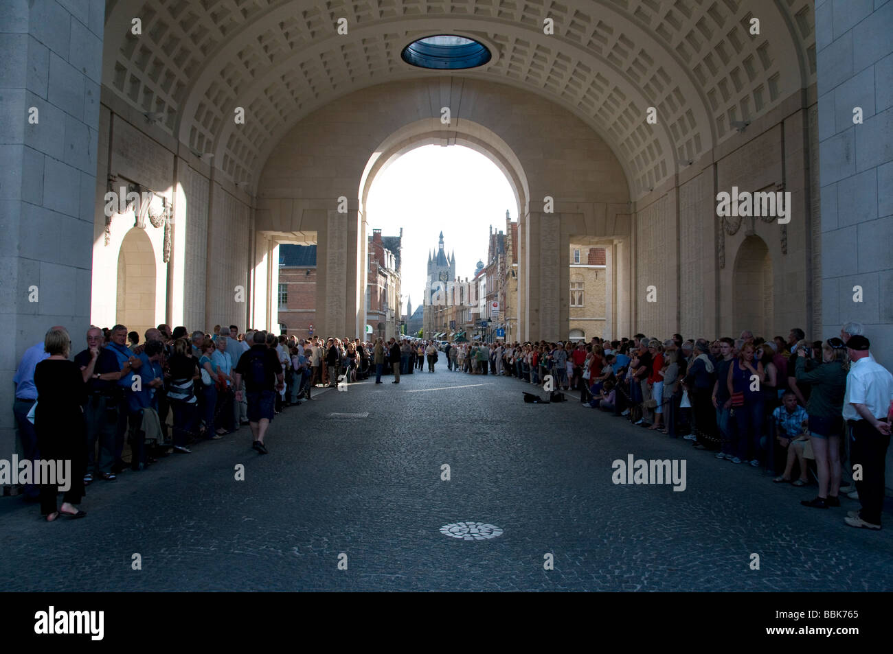 Persone paganti rispetta al Menin Gate last post memorial in Ieper, Ypres West Flanders Belgio Foto Stock