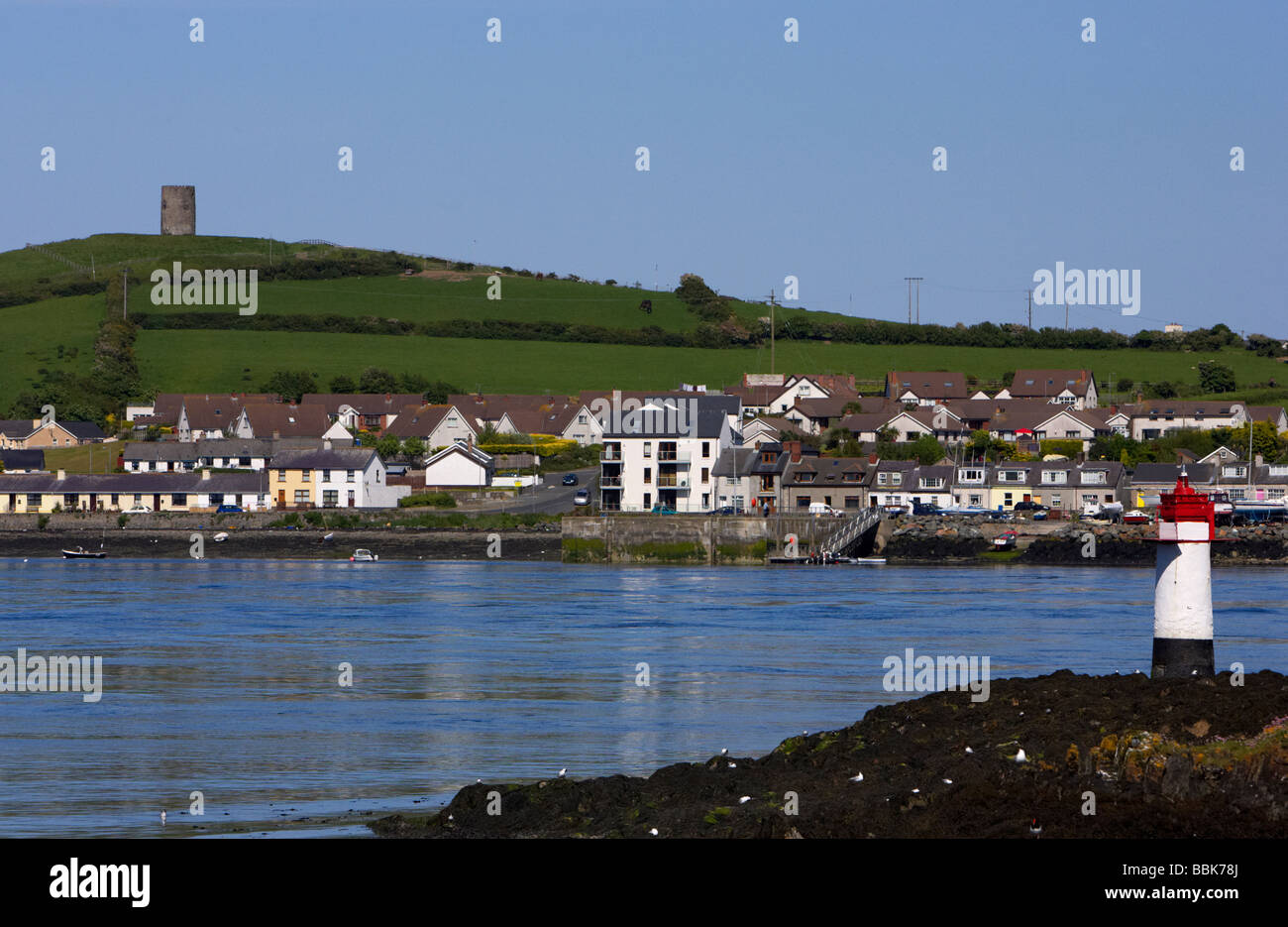 Città di portaferry e windmill hill visto da strangford attraverso Strangford Lough contea di Down Irlanda del Nord Regno Unito Foto Stock