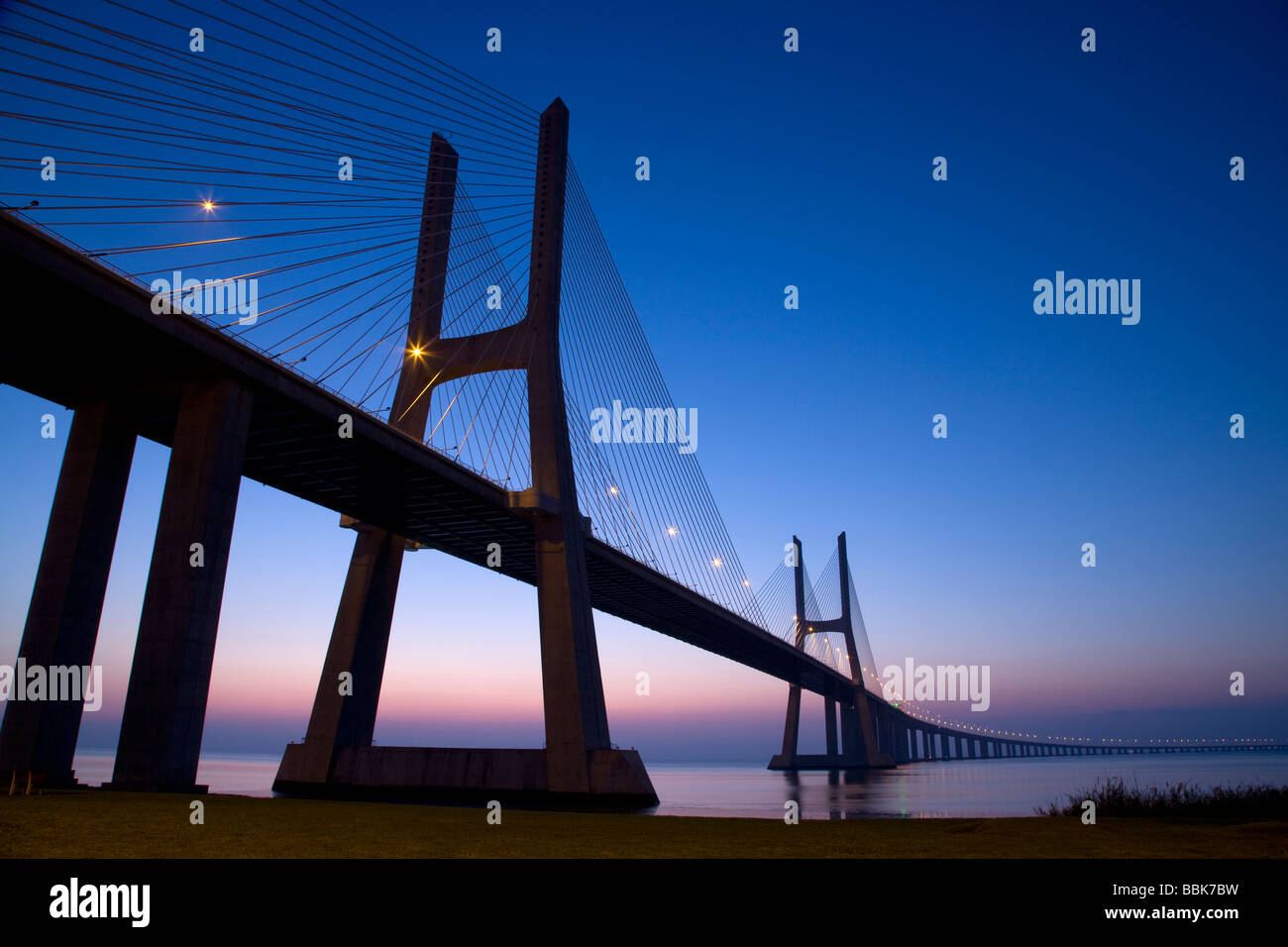 Vasco de Gama Bridge di sospensione di notte, Lisbona, Portogallo, Europa Foto Stock