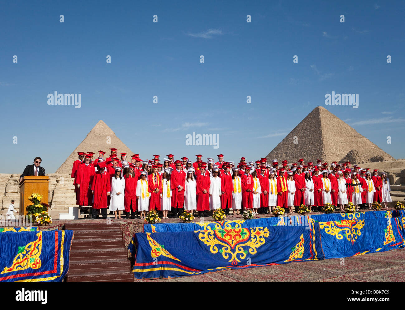 Alta scuola principale parlando a Il Cairo American College (CAC) Diploma  di scuola superiore presso le piramidi, il Cairo, Egitto Foto stock - Alamy