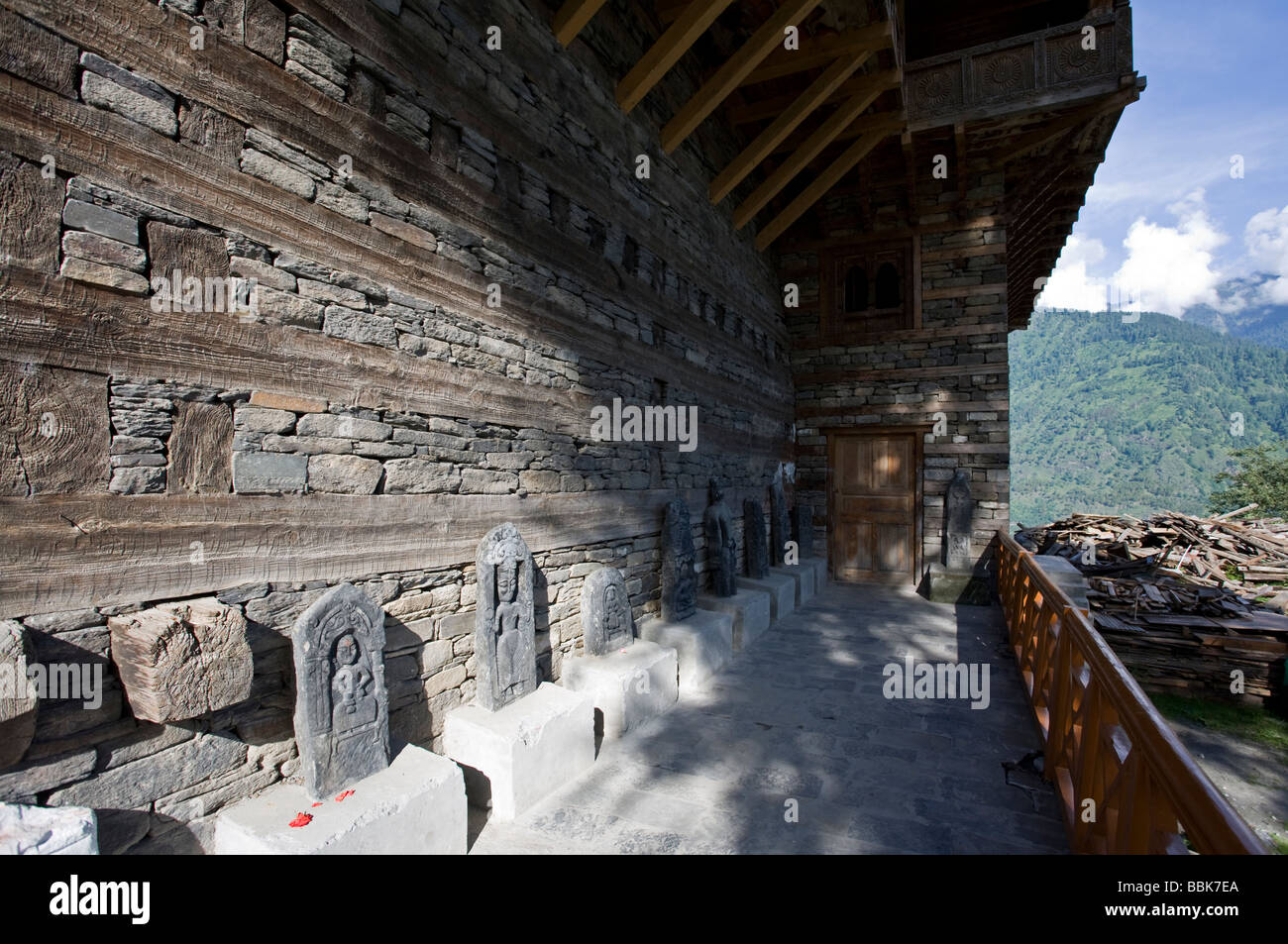 Antiche pietre scolpite. Il castello di Naggar. Naggar. Valle di Kullu. India Foto Stock