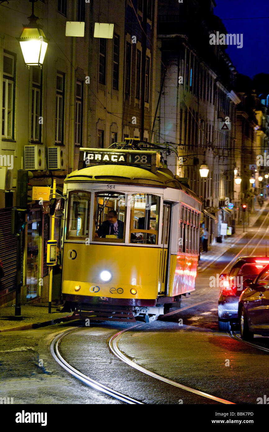 In Tram in Alfama di Lisbona, Portogallo, Europa Foto Stock