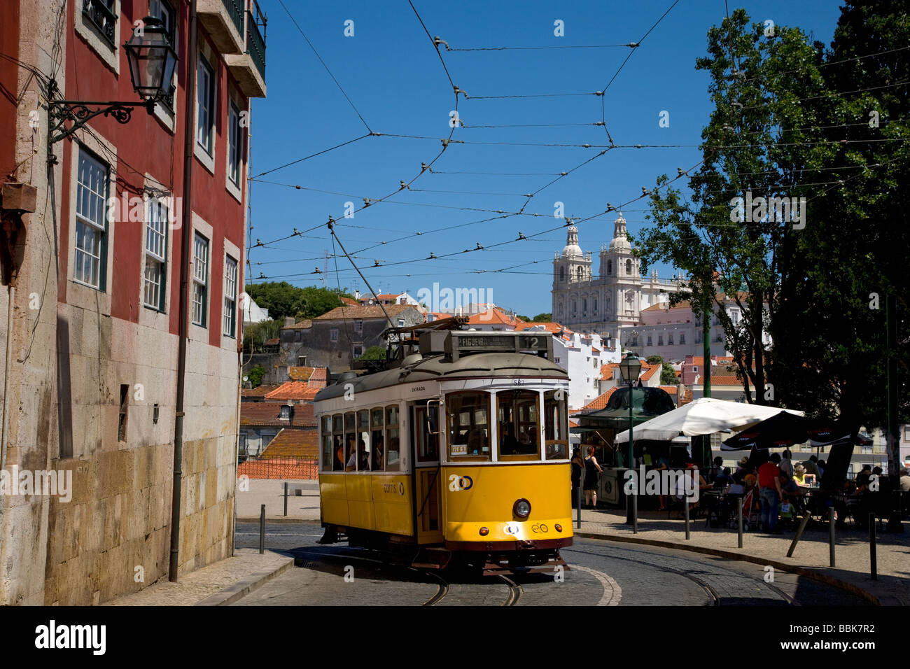 In Tram in Alfama di Lisbona, Portogallo, Europa Foto Stock