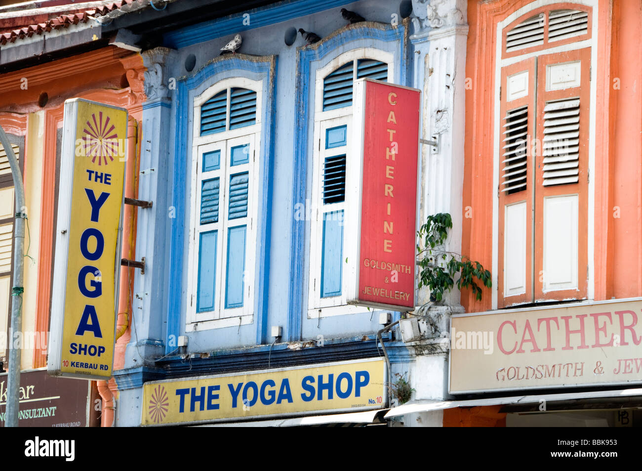 Era coloniale restaurata botteghe in Little India di Singapore 2009 Foto Stock